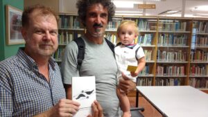 Entrega de dos ejemplares de juanmanual de supervivencia en la Biblioteca Provincial de Cádiz